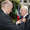 Val�ry Giscard d�Estaing a remis les insignes d�Officier de la L�gion d�Honneur � Franco Cologni, Pr�sident de la Fondation de la Haute Horlogerie de Gen�ve et Administrateur de la Compagnie Financi�re Richemont.