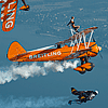 Premi�re mondiale pour Yves � Jetman � Rossi : l�homme-oiseau vole en patrouille avec les Breitling Wingwalkers