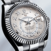Rolex Sky-Dweller pour ceux qui sillonnent le monde... La premi�re montre Rolex munie d�un double fuseau horaire et d�un calendrier annuel affichant discr�tement le passage des mois.
