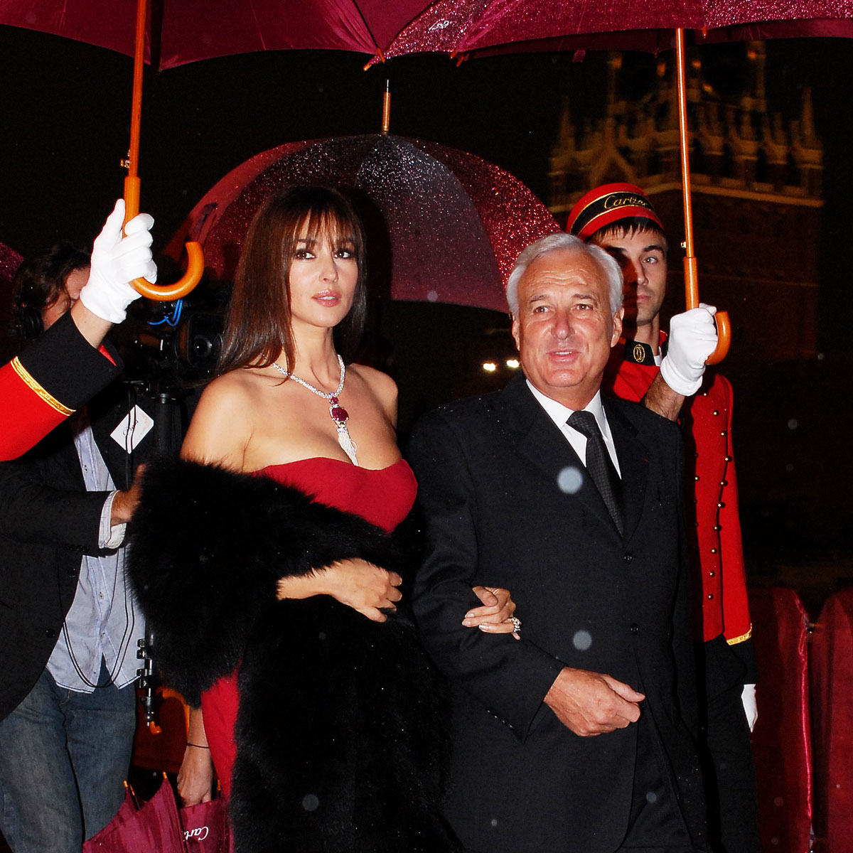 La Cote des Montres : Photo - Monica en rouge sur la Place Rouge avec Cartier