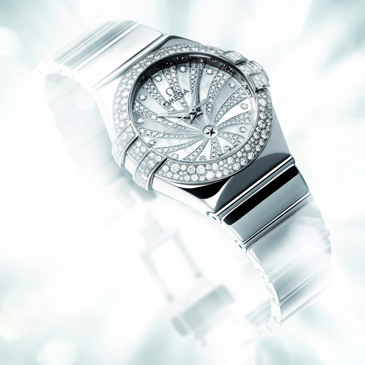 La Cote des Montres : Photo - Zhang Ziyi à Cannes avec une Omega Constellation