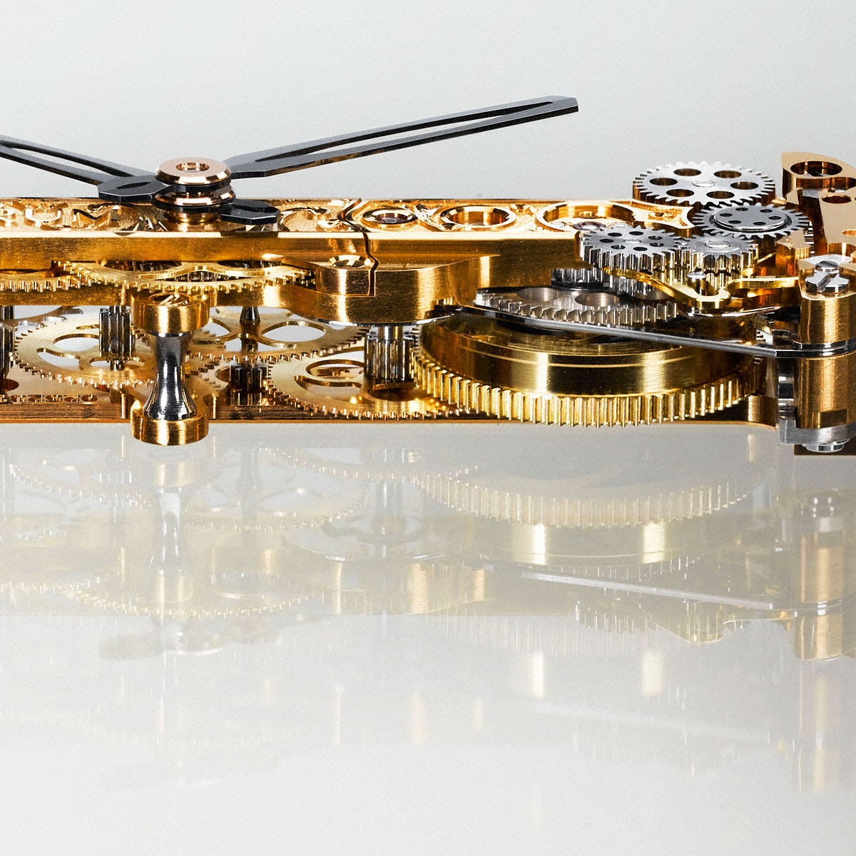 La Cote des Montres : Photo - Corum Golden Bridge Black Titanium