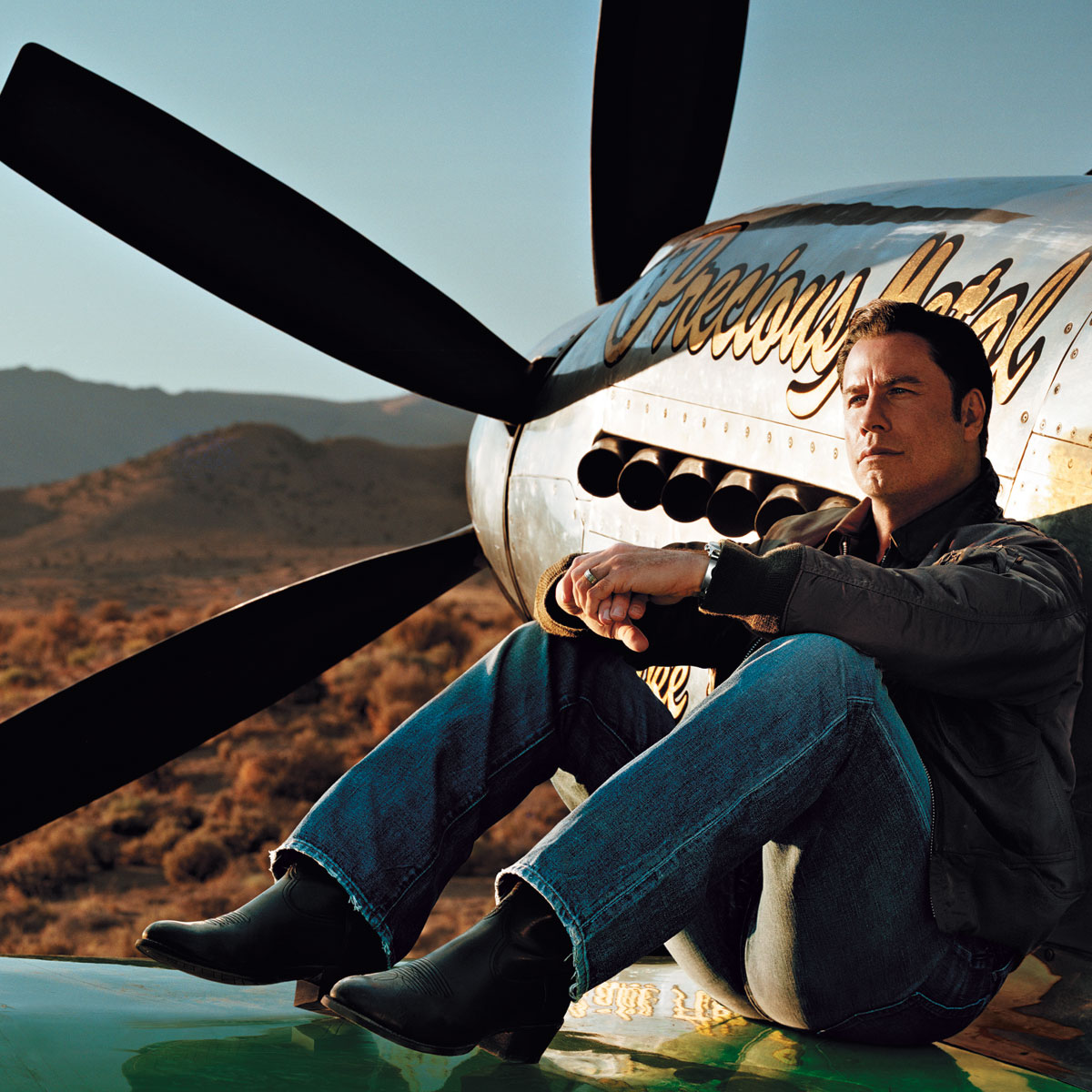 La Cote des Montres : Photo - John Travolta signe sa 6e saison de vol avec Breitling