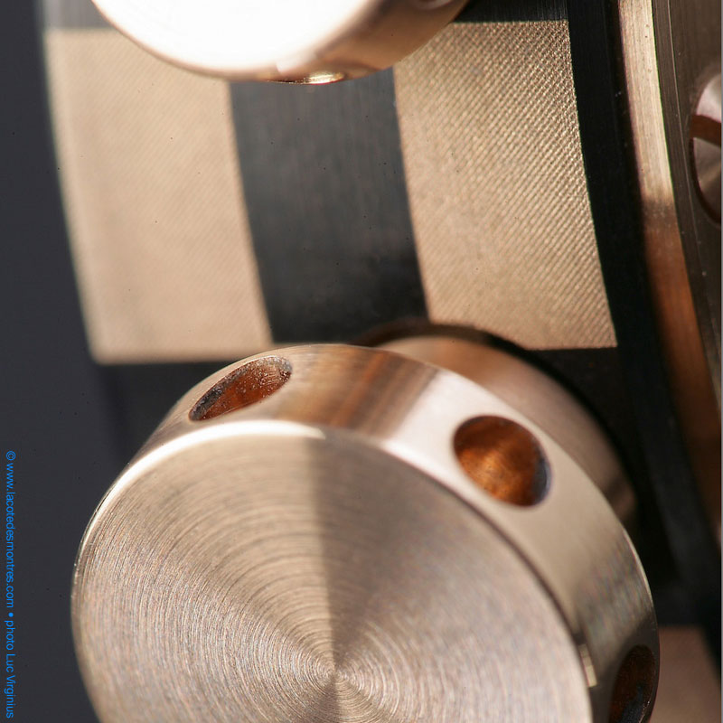 La Cote des Montres : Photo - BRM V14 or rouge
