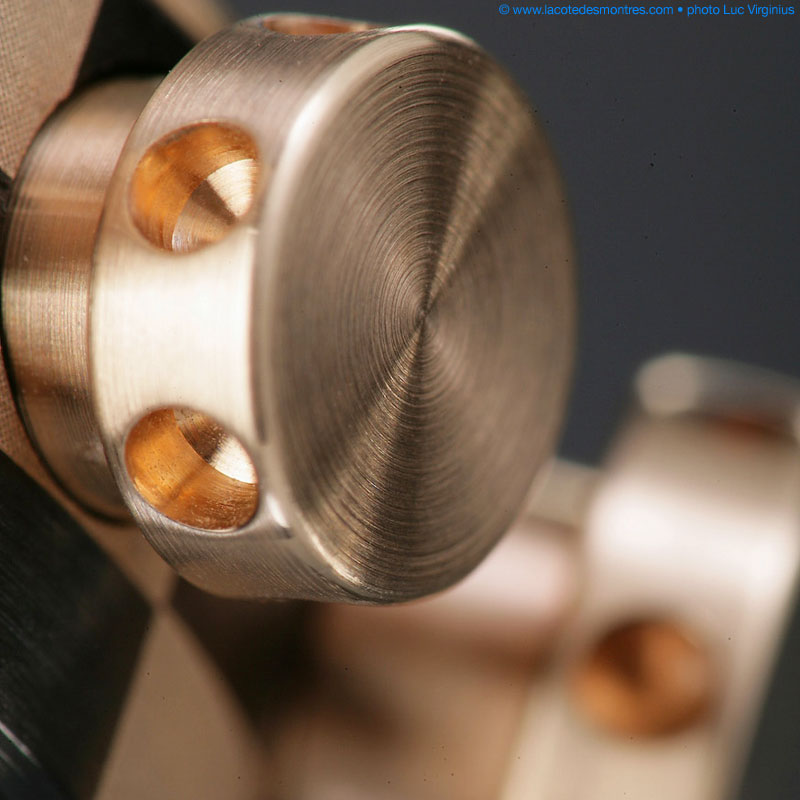 La Cote des Montres : Photo - BRM V14 or rouge