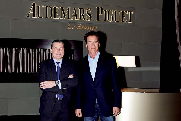 Arnold Schwarzenegger en visite sur le stand Audemars Piguet au SIHH 